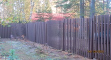 Забор для частного дома из металлического штакетника ЛенОбластьСтрой